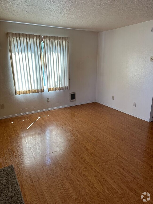 Building Photo - 1-bedroom 1 bath Upstairs Apartment Unit #7