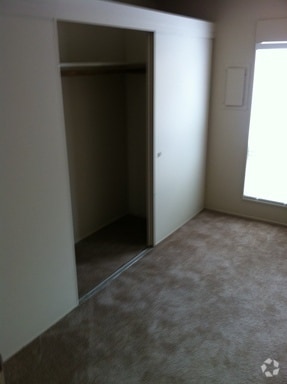 Building Photo - (690) Circle Court - 1 Bedroom / 1 Bathroom Unit J05 Rental