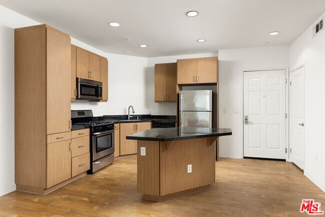 Building Photo - 1408 W Washington Blvd Unit 208 Rental
