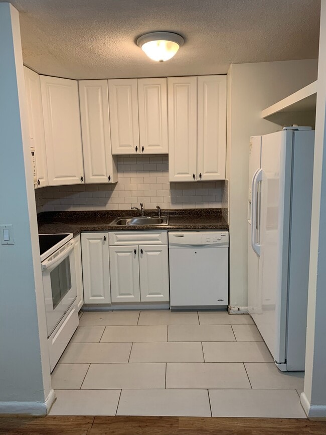 Photo - 10 Scottfield Rd Unit B3