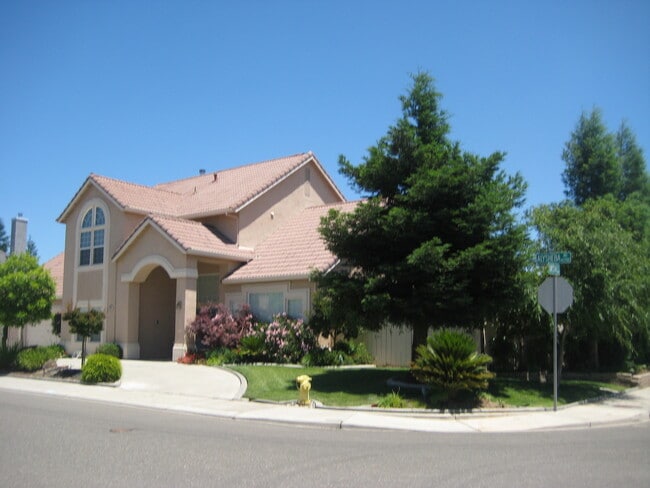 Large corner lot, 4 bedroom with Pool/Spa - Large corner lot, 4 bedroom with Pool/Spa House