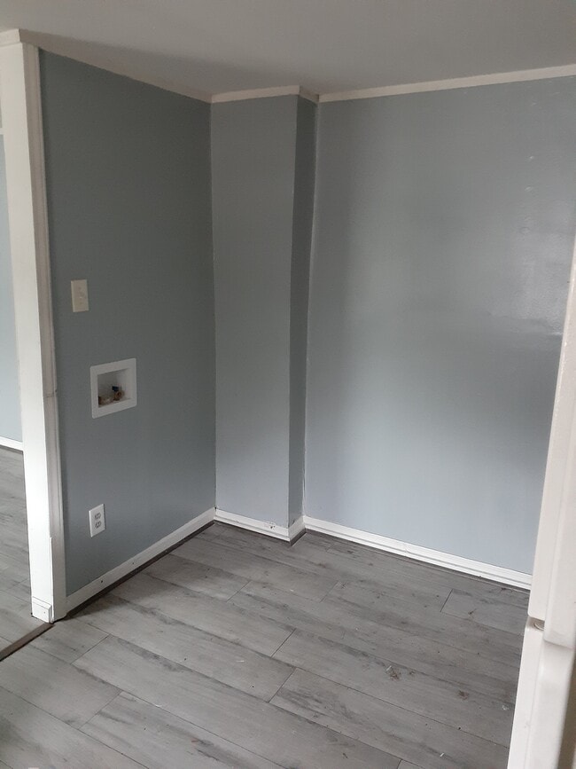 Building Photo - 42 W Moore St Unit B