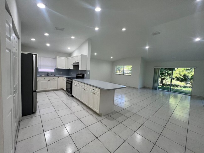 Photo - 1096 Staghorn St