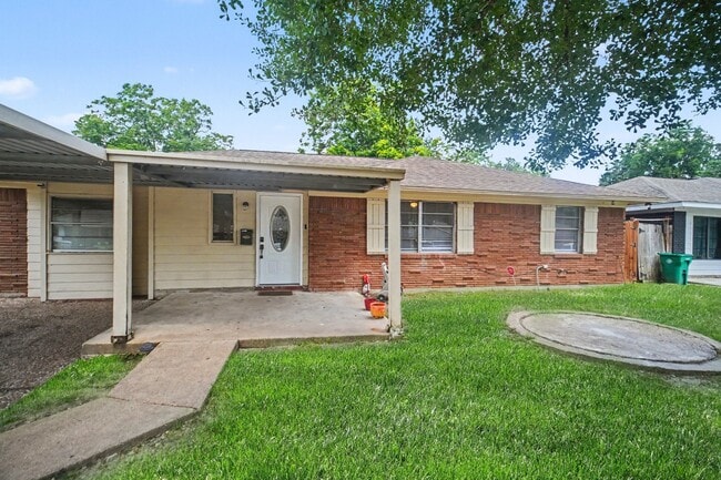 Building Photo - 2121 Hickory Ln