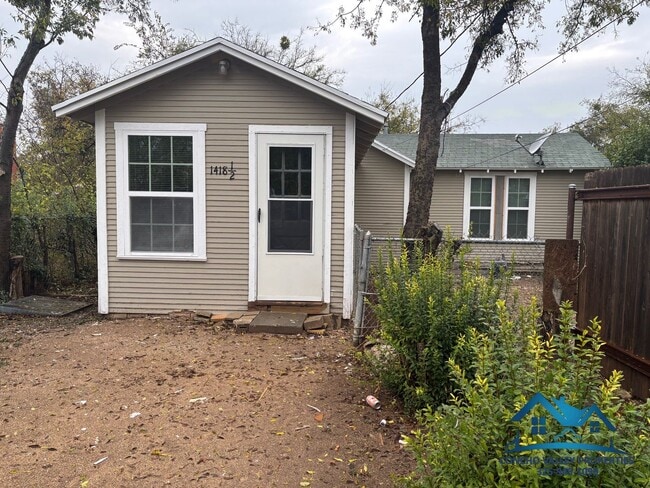 Building Photo - For Rent - 1 Bed/ 1 Bath Garage Apt - 1418 1/2 S Van Buren