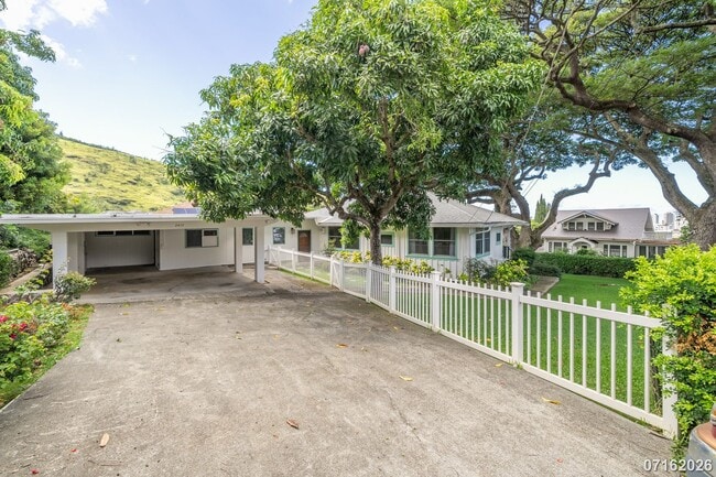 Building Photo - Available Now – Charming 4-Bedroom Plantation-Style Home in Manoa!