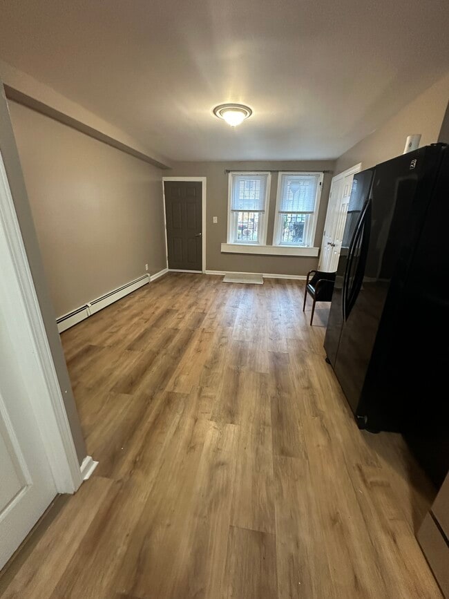 Photo - 207 Clerk St