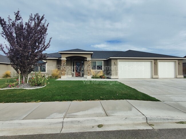 Building Photo - 4801 Pinehurst Dr
