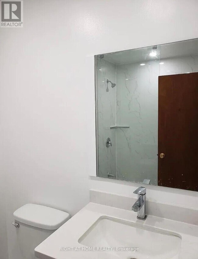 Photo - 1010 Bloor St