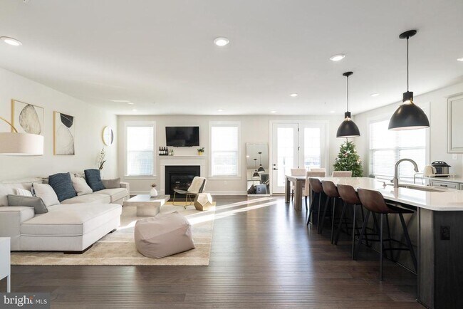 Photo - 700 Quarry Point Rd