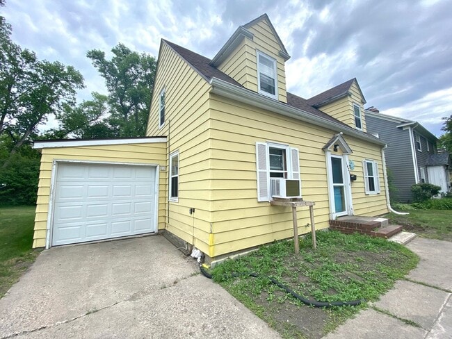 Photo - 5 bed 1.5 Bath Single Family Home! Near NDSU!