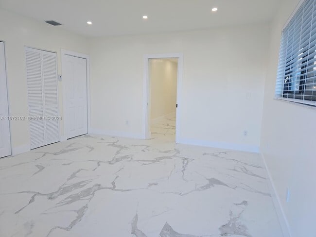 Photo - 891 W 53rd St Unidad 1