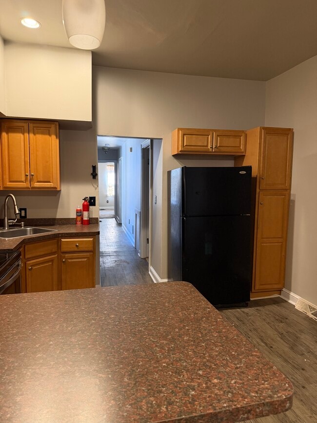 Photo - 422 E 4th St