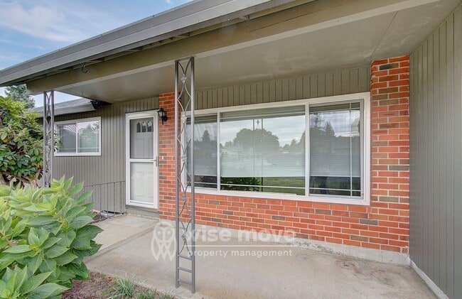 Photo - Lake Shore 3 Bedroom- Single Level!