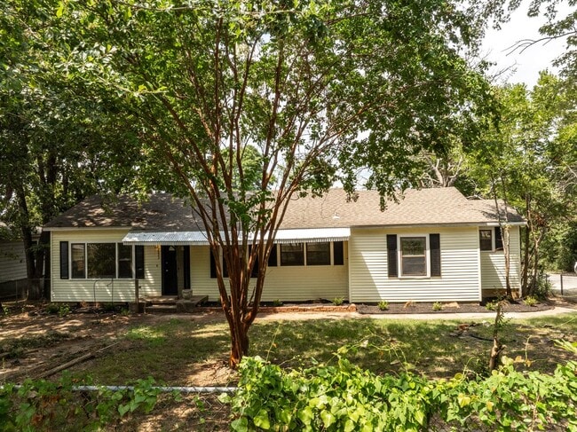 Building Photo - FREE MONTH RENT! Freshly Updated 3 Bedroom House