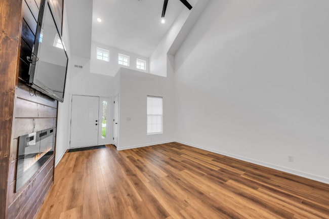 Photo - Modern Duplex with Spacious Design & Upscale Touches!!