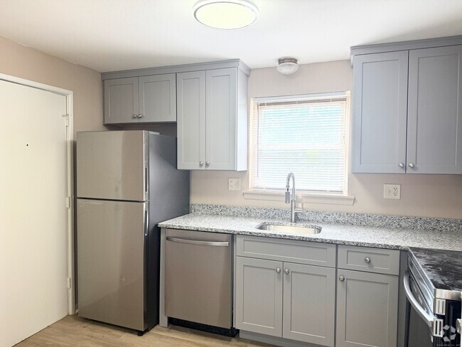 Building Photo - 10 Colonial Dr Unit APT A
