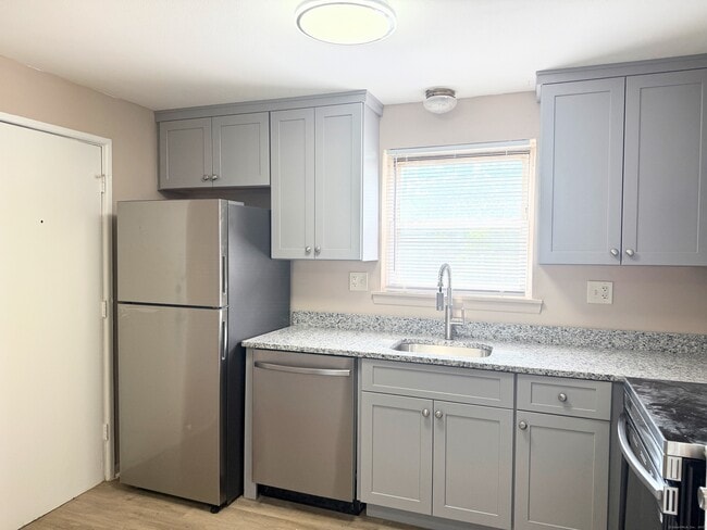 Building Photo - 10 Colonial Dr Unit APT A