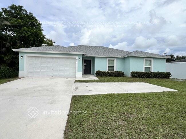 Building Photo - 1021 SE Airoso Blvd Rental