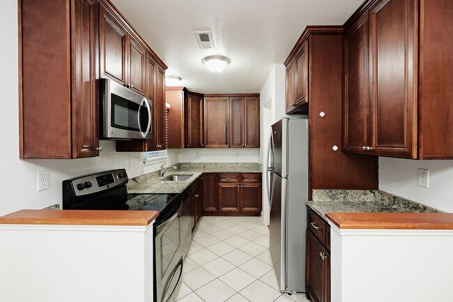 Building Photo - 117 Longwood Dr