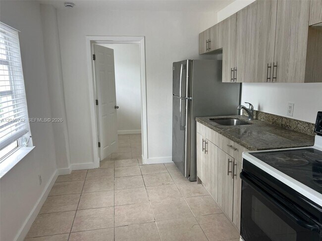 Building Photo - 4245 NW 24th Ave Unit 1