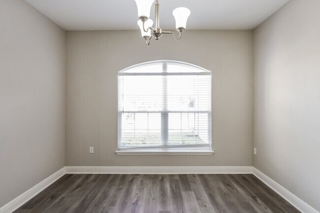 Photo - 506 W Leah Ct