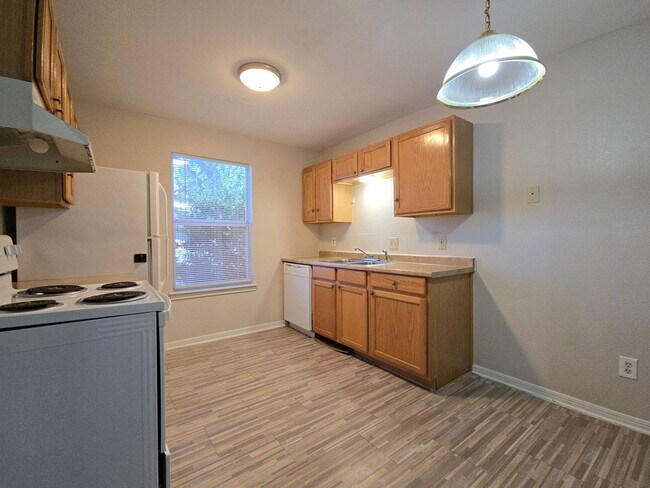 Photo - AVAILABLE NOW! Unidad 1703 Cedarhill Drive - A