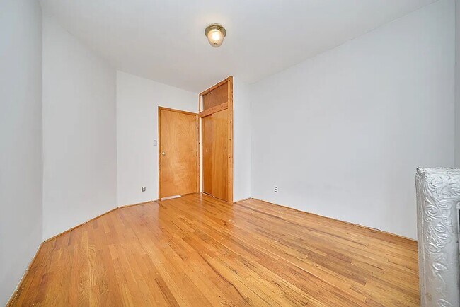 Photo - 501 1/2 W 43rd St