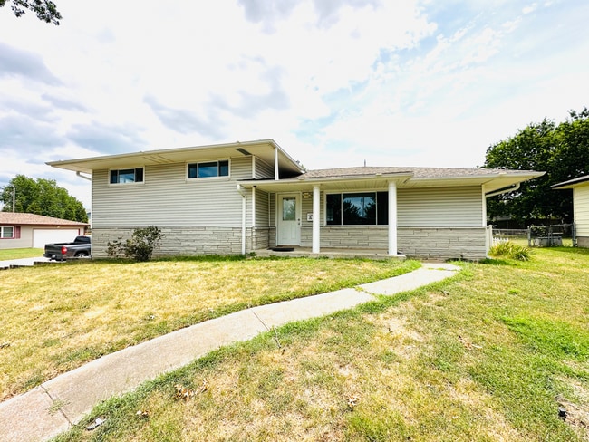 Building Photo - For Lease: Split-Level Ranch Home (4-Beds/2-Baths)