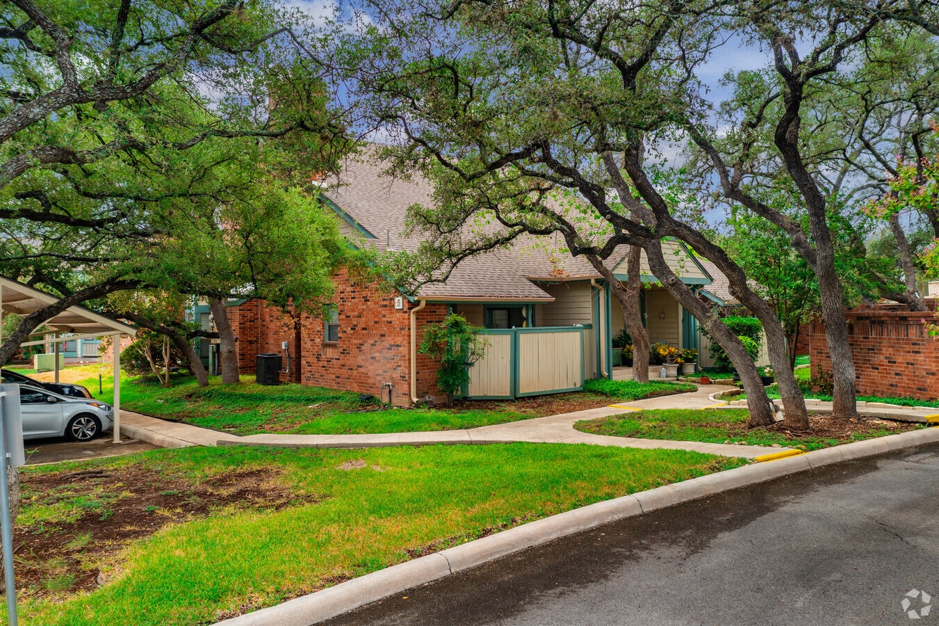 Photo - Covington Oaks Apartments