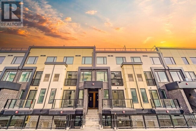 Photo - 1650 Victoria Park Ave