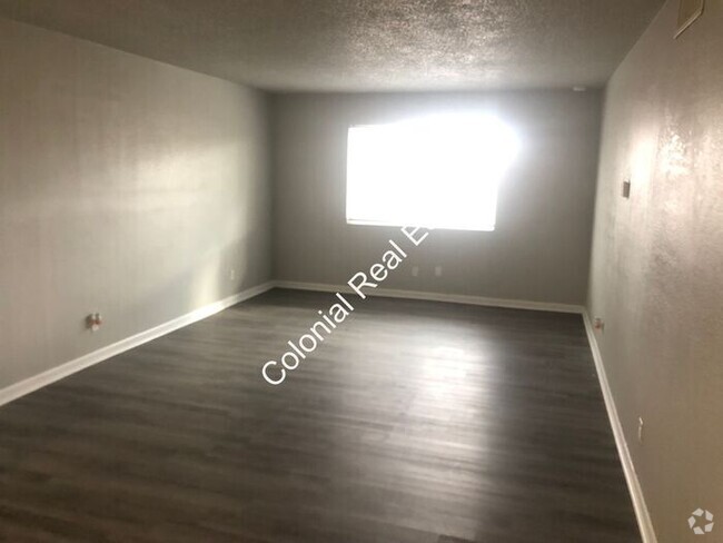 Building Photo - Updated and spacious 2 bedroom 1 bathroom ... Rental