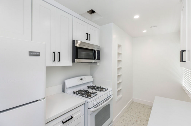 1010 N Spaulding Ave. West Hollywood, CA 9... - 1010 N Spaulding Ave. West Hollywood, CA 9... Apartment Unit 6