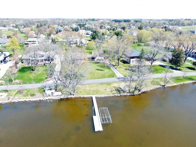 Building Photo - 202 Lac La Belle Dr
