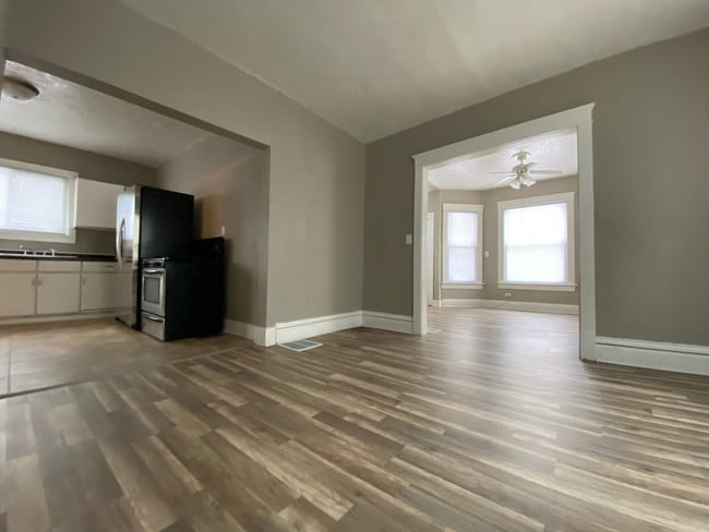 Building Photo - 510 W 7th St