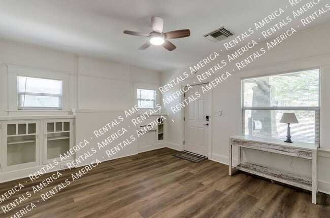 Photo - 826 E 6th St