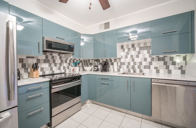 Kitchen - 3942 N Oakland Ave Unit 135