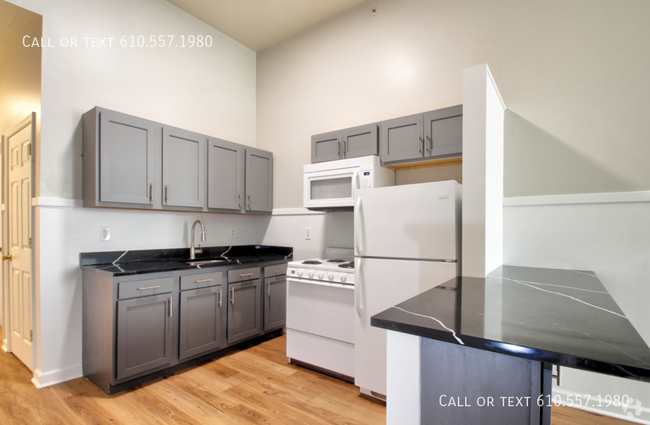 Building Photo - Studio Apartment Available for Rent in Coa... Unit 2H