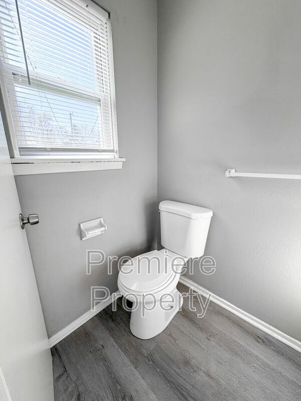 Photo - 223 N Oak Dr