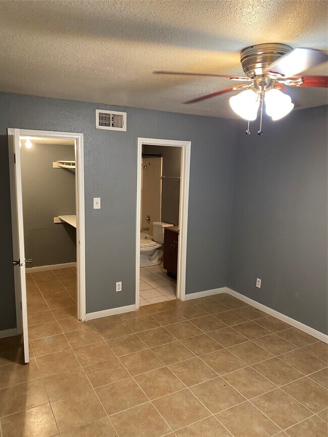 Photo - 9700 Leawood Blvd Unit 205