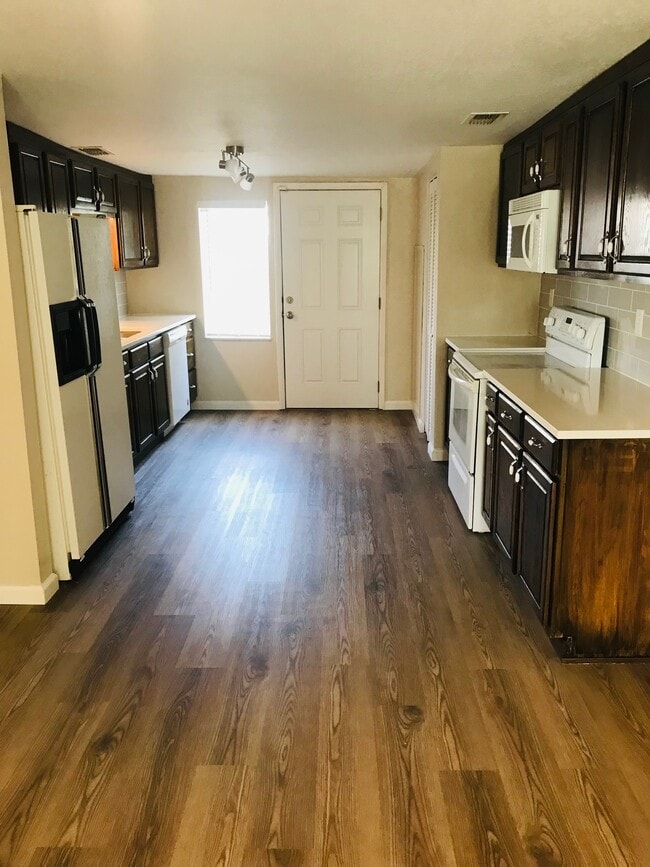 Amplia cocina tipo galera - 5015 Santee St