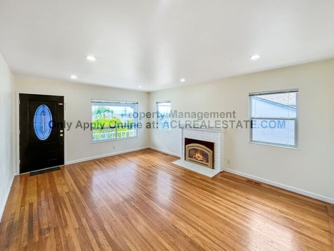 Charming 3-Bedroom Home with Lush Backyard... - Charming 3-Bedroom Home with Lush Backyard...