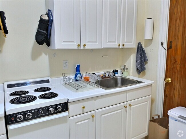 Building Photo - 1382 Beacon St Unit 11 Rental