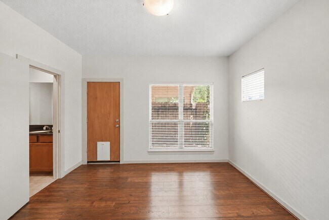 Photo - 4036 Center St
