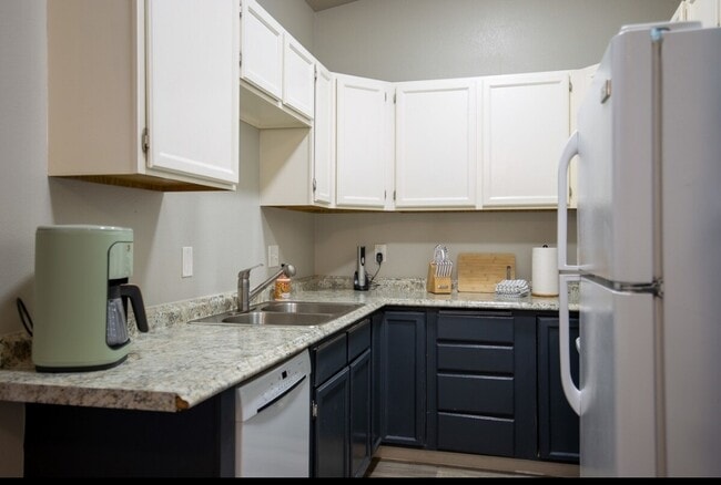 Spacious kitchen with your main needs at hand