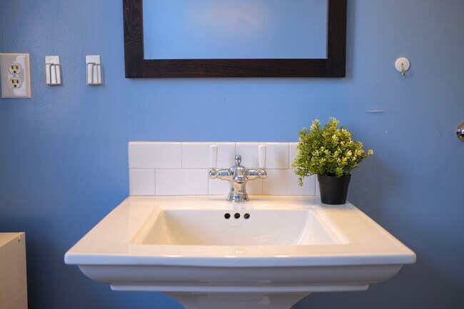 Photo - 1041 Mirror St