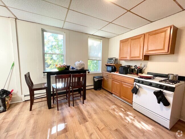Building Photo - 1572 Tremont St Unit 2 Rental