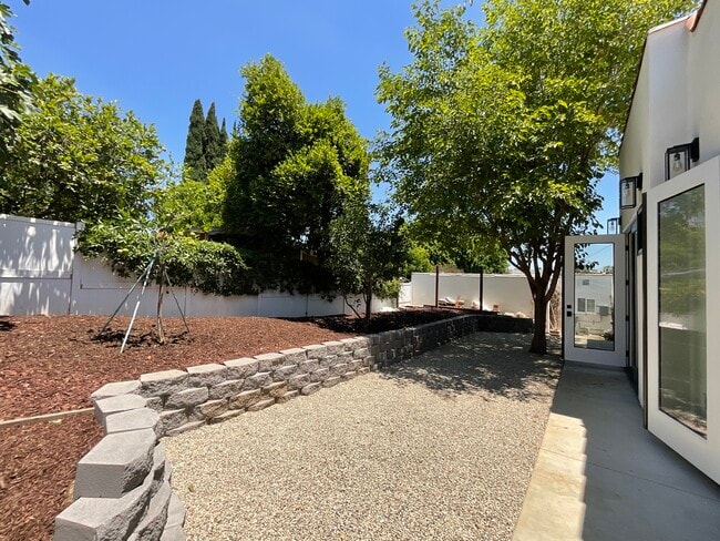 Low maintenance yard w/ mature fruit trees - 3015 Warwick Ave Unit 3013 Warwick