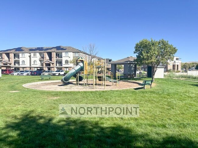 Photo - 2 Bed 2 Bath Condo - 9 foot ceilings with Mountain Views from deck!