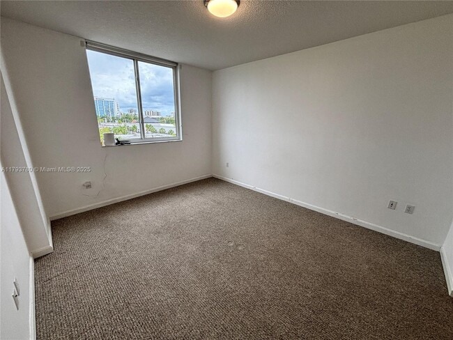 Photo - 2775 NE 187th St Unidad 403